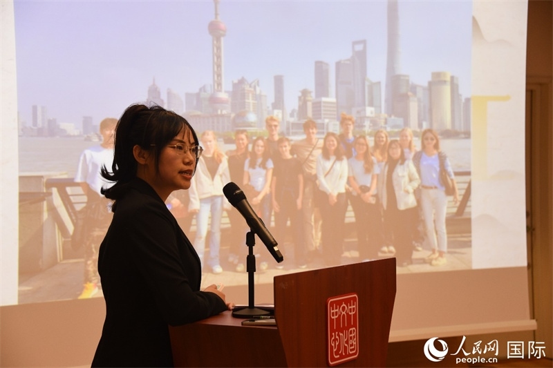 斯德哥爾摩考試中心經(jīng)理陳曦介紹“漢語(yǔ)水平考試”情況。人民網(wǎng)記者 殷淼攝