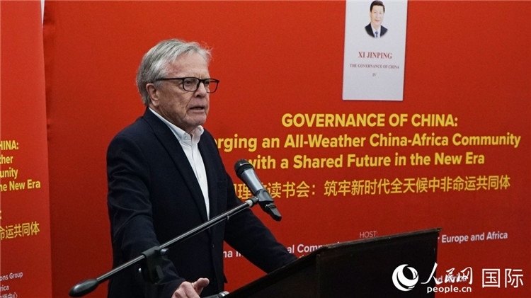 南非前駐日本、西班牙、馬達(dá)加斯加大使、浙江師范大學(xué)非洲研究院資深研究員赫特·赫羅布勒在讀書(shū)會(huì)上發(fā)言。人民網(wǎng) 劉暢攝