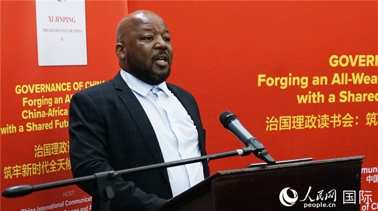 南非國(guó)家行政學(xué)院國(guó)際關(guān)系和伙伴部主任邦加迪·瑪伊麥勒在讀書(shū)會(huì)上發(fā)言。人民網(wǎng) 劉暢攝