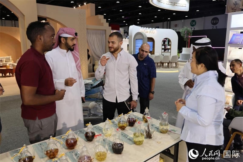 在“閱讀中國”館，當(dāng)?shù)刈x者通過品味中國茶，了解中國文化。人民網(wǎng)記者 張志文攝