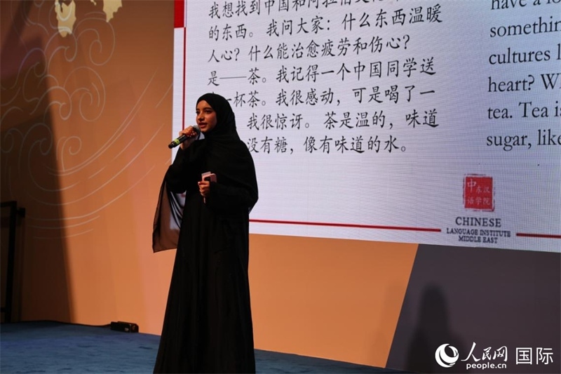 第四屆“阿聯(lián)酋眼中的中國”中文比賽上，一位阿聯(lián)酋漢語學(xué)習(xí)者與觀眾分享對中國茶文化的思考。人民網(wǎng)記者 張志文攝