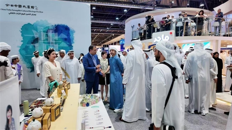 當(dāng)?shù)赜^眾在“今日中國非遺館”體驗(yàn)中國茶藝。主辦方供圖