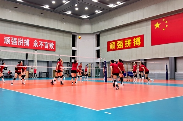 4月28日，中國女排在主教練趙勇的帶領(lǐng)下進(jìn)行訓(xùn)練。人民網(wǎng)記者 胡雪蓉?cái)z