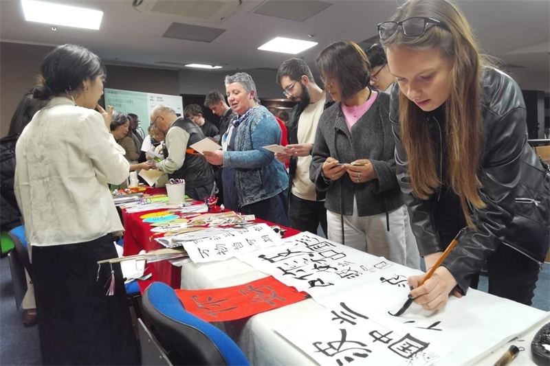 現(xiàn)場(chǎng)來(lái)賓體驗(yàn)中國(guó)傳統(tǒng)文化。中國(guó)駐波蘭大使館供圖。