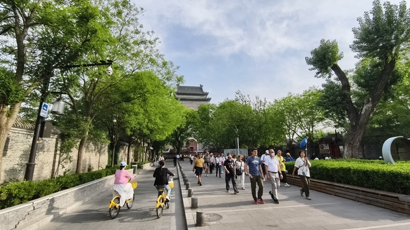 外國游客游覽北京鼓樓。人民網(wǎng)記者 李楠樺攝