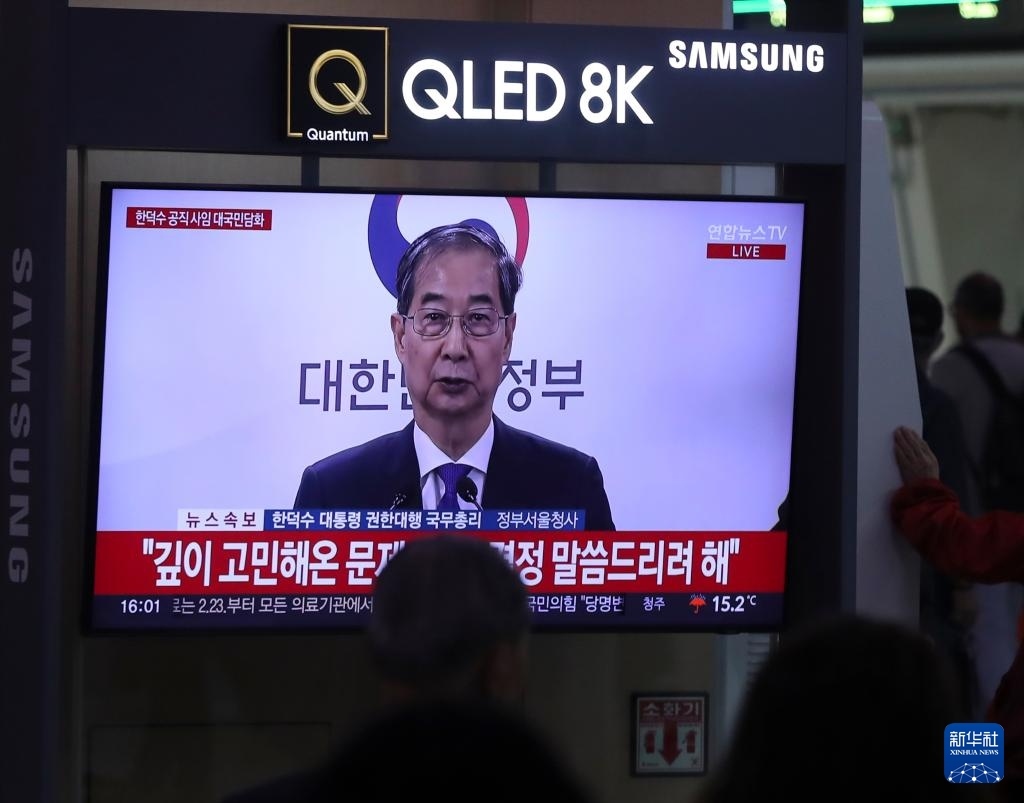 5月1日，在韓國(guó)首爾火車站，民眾觀看韓德洙辭職的新聞。新華社記者 姚琪琳 攝