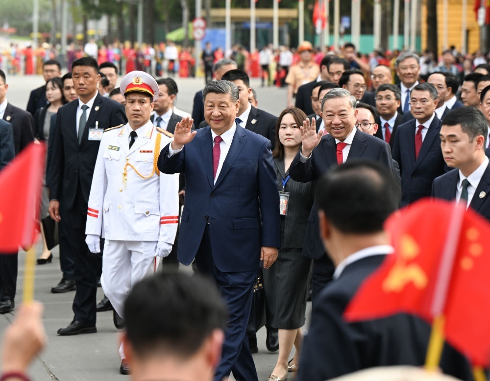 4月14日，中共中央總書記、國家主席習(xí)近平抵達(dá)河內(nèi)對(duì)越南進(jìn)行國事訪問。當(dāng)日下午，越共中央總書記蘇林為習(xí)近平舉行隆重歡迎儀式。這是歡迎儀式后，習(xí)近平和蘇林一同步行前往越共中央駐地舉行會(huì)談時(shí)，向歡迎人群揮手致意。新華社記者 張領(lǐng) 攝
