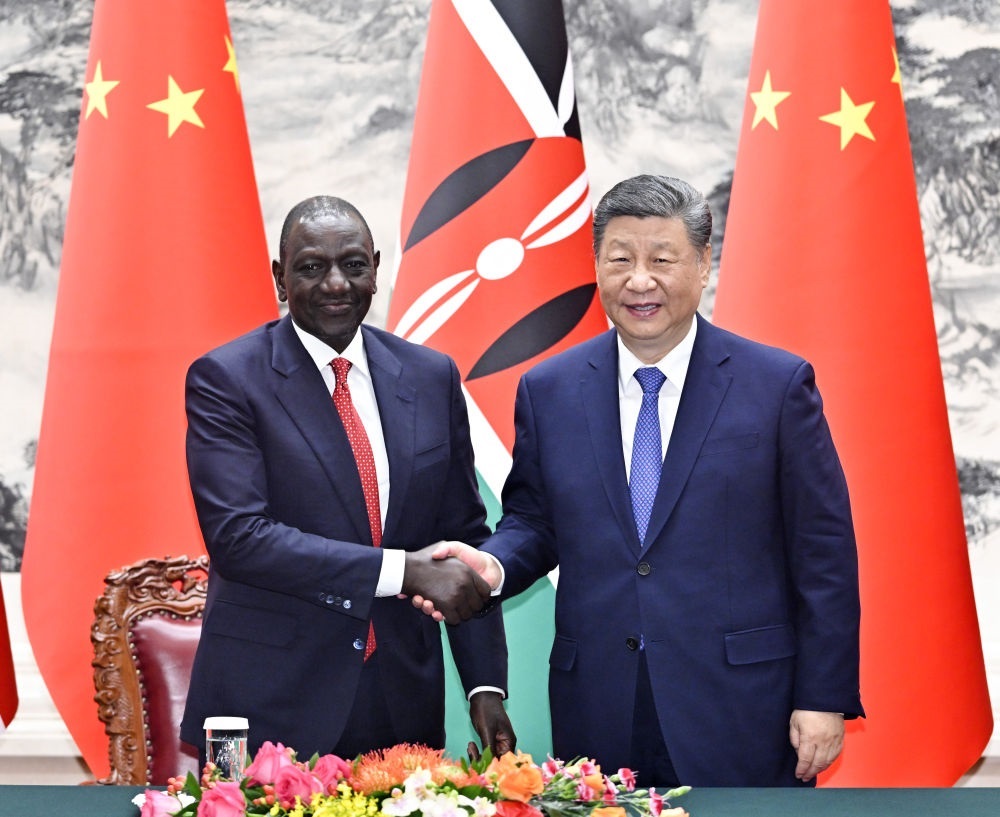 4月24日上午，國家主席習(xí)近平在北京人民大會(huì)堂同來華進(jìn)行國事訪問的肯尼亞總統(tǒng)魯托舉行會(huì)談。這是習(xí)近平同魯托握手。新華社記者 岳月偉 攝