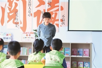 田桂月帶領孩子共讀繪本《點》。李澤罡攝