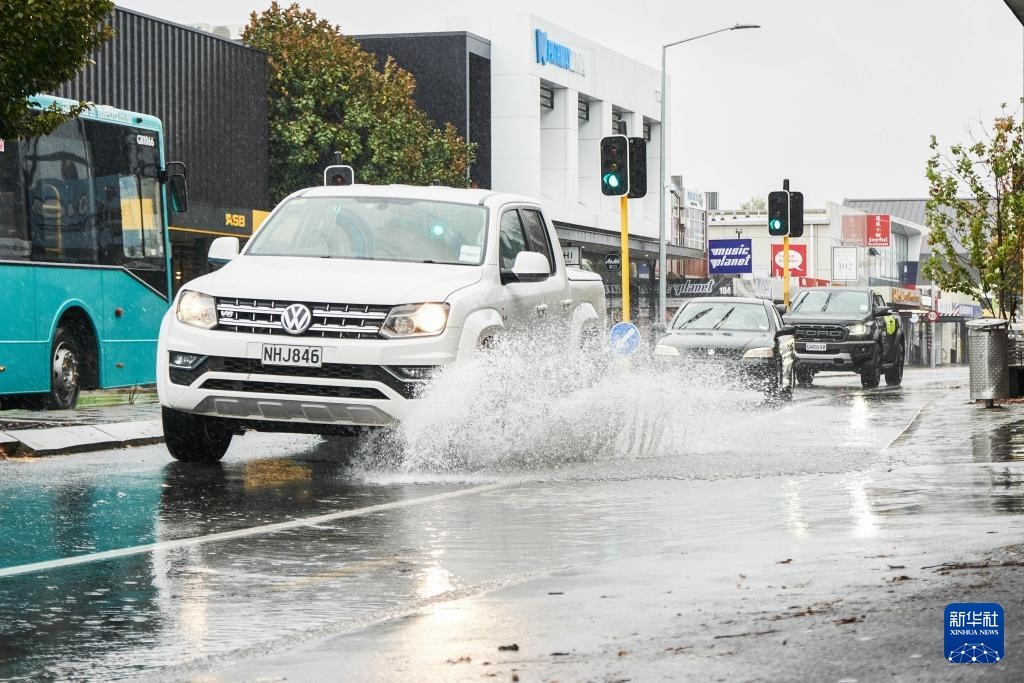 5月1日，汽車行駛在新西蘭南島城市克賴斯特徹奇的街頭。新華社發(fā)（陳思雨蒙 攝）