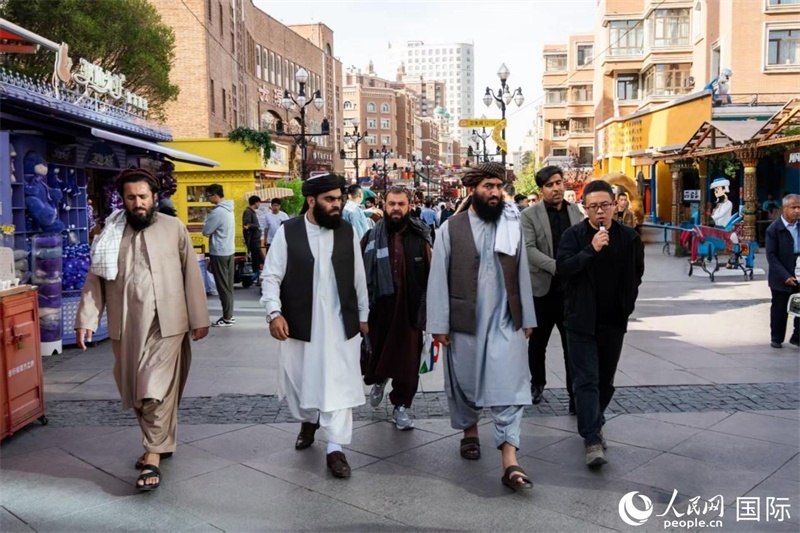 代表團在新疆國際大巴扎參觀。人民網(wǎng)記者 章凱風(fēng)攝