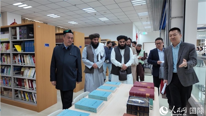代表團在新疆伊斯蘭教經(jīng)學(xué)院圖書館參觀。人民網(wǎng)記者 章凱風(fēng)攝