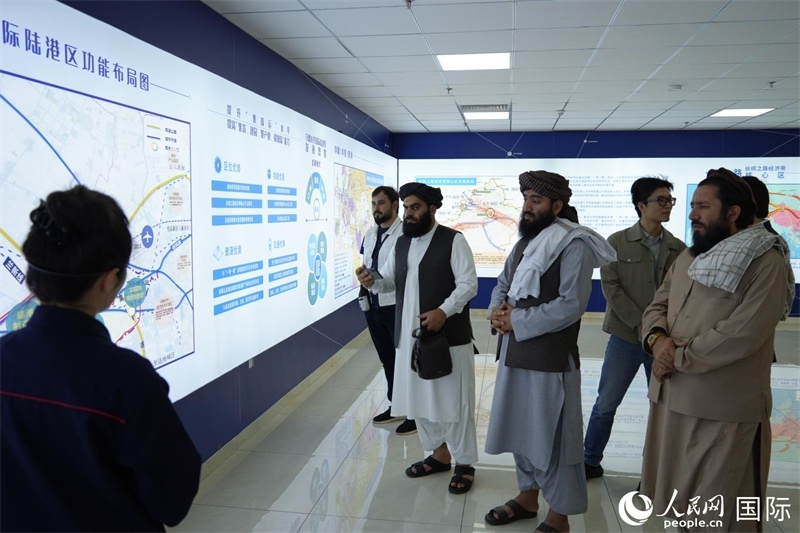 代表團在烏魯木齊國際陸港區(qū)參觀。人民網(wǎng)記者 章凱風(fēng)攝