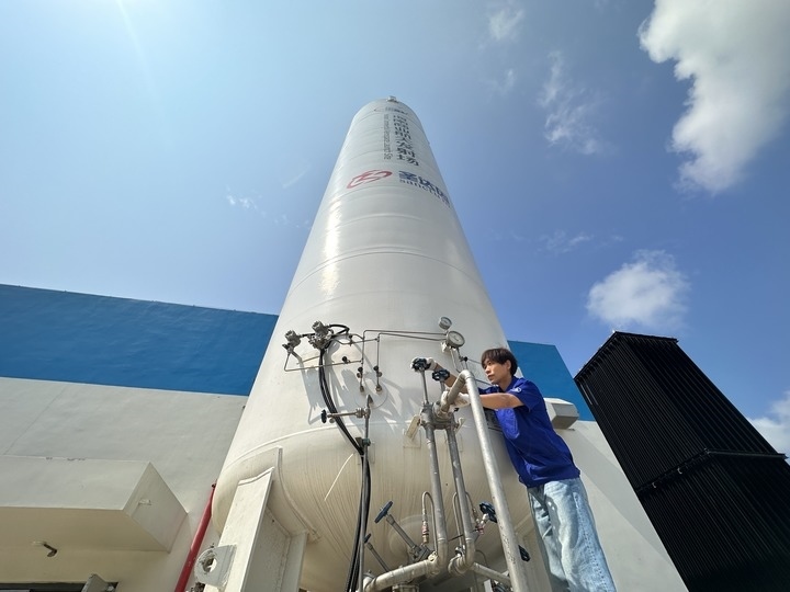 陳恩偉在海南商業(yè)航天發(fā)射場(chǎng)技術(shù)區(qū)罐區(qū)進(jìn)行液氮轉(zhuǎn)注前準(zhǔn)備。新華社記者 陳凱姿 攝