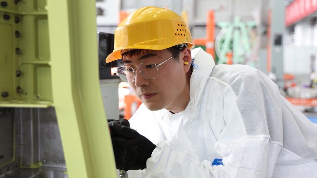 在中國航空工業(yè)集團(tuán)成飛車間內(nèi)，飛機(jī)鉚裝鉗工首席操作技師馮攀龍正在工作。（新華社發(fā)）