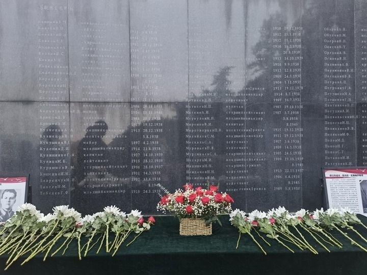 在南京抗日航空烈士紀念館鐫刻有蘇聯(lián)籍抗日航空英烈名錄的紀念碑前，擺放著人們獻上的鮮花（2024年11月22日攝）。新華社記者 邱冰清 攝