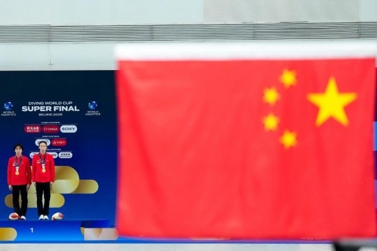 5月2日，獲得2025年跳水世界杯總決賽女子雙人10米臺冠軍的中國組合陳芋汐（右）/全紅嬋在頒獎儀式上。新華社記者 鞠煥宗 攝