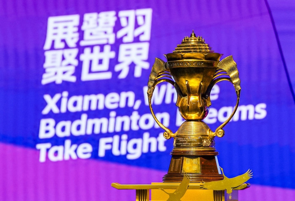 這是5月4日在決賽前拍攝的蘇迪曼獎杯。新華社記者 孫非 攝