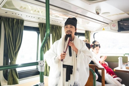 身著古裝的“伴游”在“長安尋夢”主題觀光車上為游客講解。（受訪者供圖）