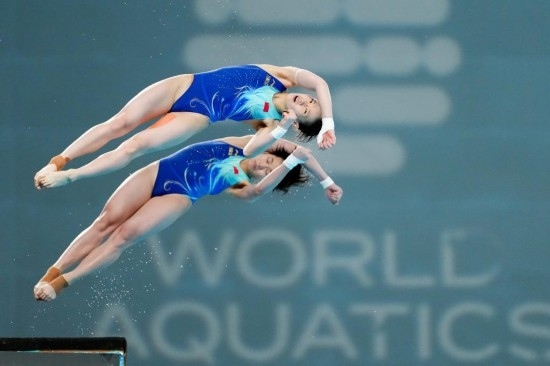 5月2日，陳芋汐（上）/全紅嬋在比賽中。新華社記者 鞠煥宗 攝