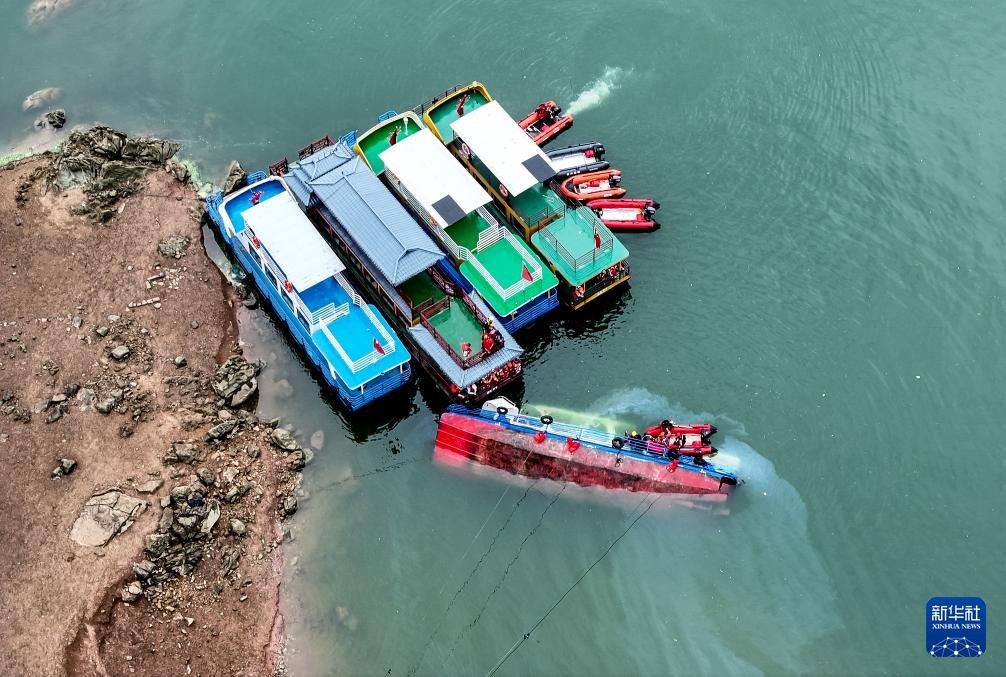 5月5日，救援人員在對傾覆船只進(jìn)行搜救（無人機(jī)照片）。新華社記者 劉續(xù) 攝