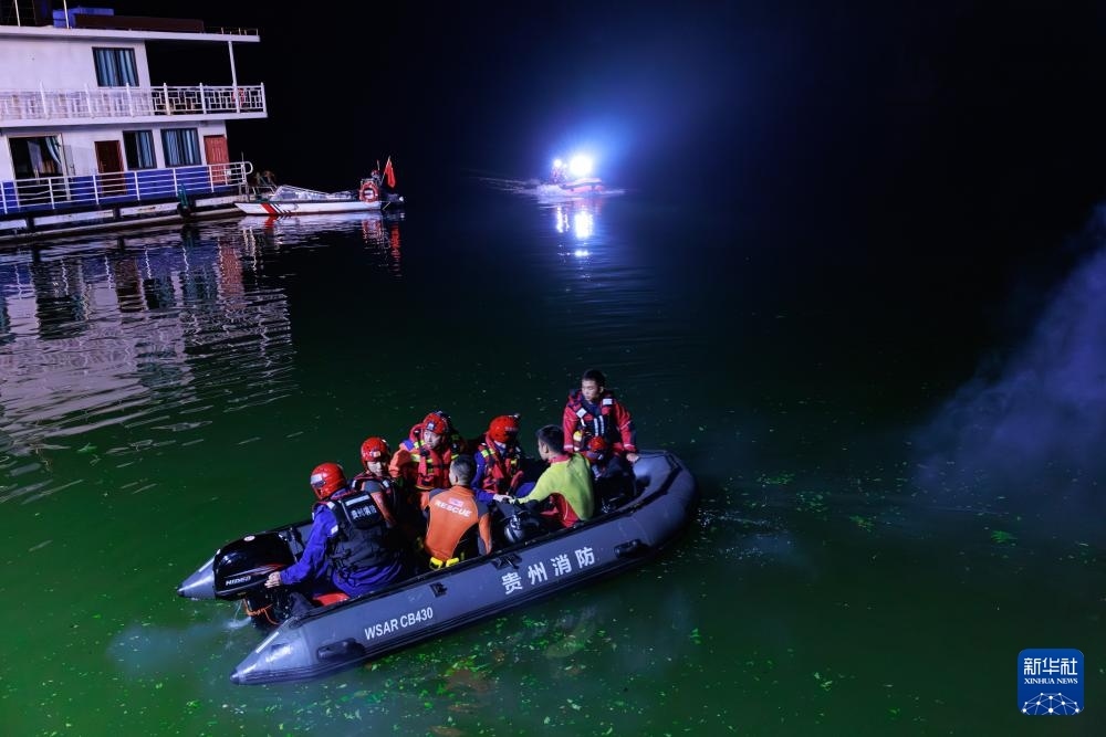 5月5日，救援人員在進(jìn)行搜救。新華社記者 劉續(xù) 攝