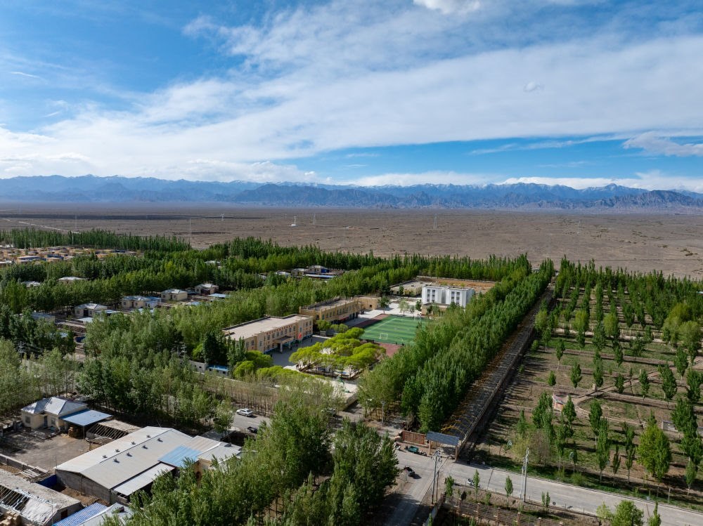 這是4月23日在新疆克州阿圖什市哈拉峻鄉(xiāng)拍攝的謝依特小學(xué)（無人機(jī)照片）。