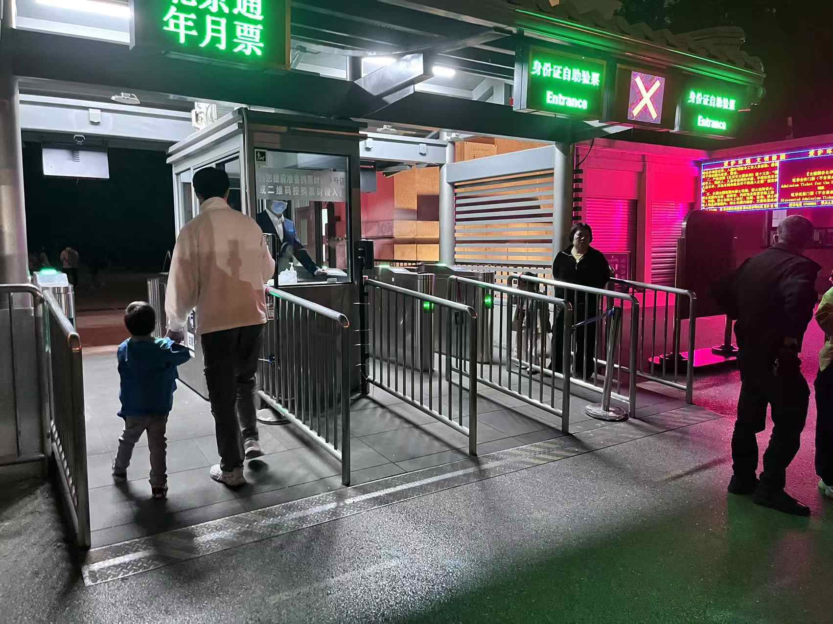 北京天壇公園延長開放時間，游客進入游覽。人民網(wǎng)記者 李楠樺攝