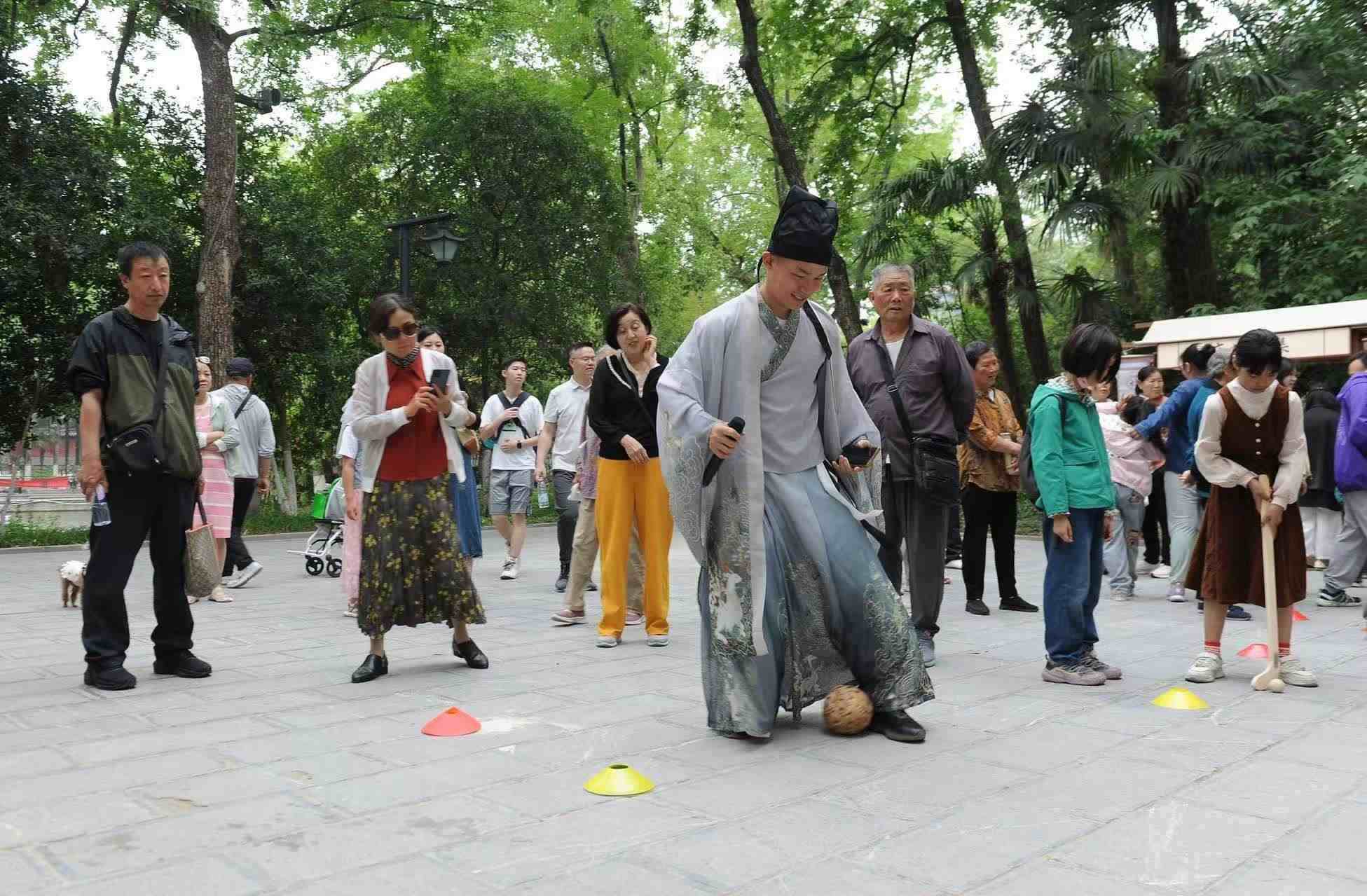 2025年5月3日，安徽省合肥市包公園景區(qū)，游客正在參與“蹴鞠”體育活動(dòng)。（圖片來(lái)源：視覺(jué)中國(guó)）