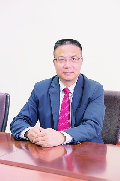 徐飛 教授、博士生導(dǎo)師。歷任上海交通大學(xué)副校長、西南交通大學(xué)校長、上海財經(jīng)大學(xué)常務(wù)副校長，現(xiàn)任福耀科技大學(xué)常務(wù)副校長。國務(wù)院政府特殊津貼專家。先后兼任中國鐵道學(xué)會副理事長，中國管理學(xué)會組織與戰(zhàn)略專業(yè)委員會副主任，教育部高等學(xué)校創(chuàng)新創(chuàng)業(yè)教育指導(dǎo)委員會副主任，中國高等教育學(xué)會創(chuàng)新創(chuàng)業(yè)教育分會理事長，中國高質(zhì)量MBA教育認證（CAMEA）工作委員會副主任，中國職業(yè)技術(shù)教育學(xué)會副會長等。主要研究領(lǐng)域為戰(zhàn)略管理、競爭戰(zhàn)略與博弈論、創(chuàng)新創(chuàng)業(yè)、跨文化戰(zhàn)略領(lǐng)導(dǎo)力等。出版著作20余部。