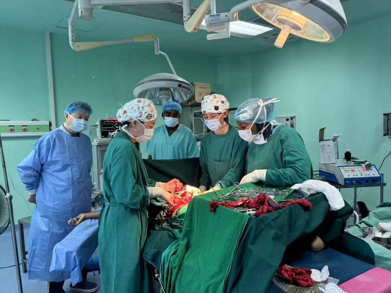 中國(guó)醫(yī)療隊(duì)專家與當(dāng)?shù)蒯t(yī)生協(xié)同手術(shù)。中國(guó)援桑醫(yī)療隊(duì)供圖