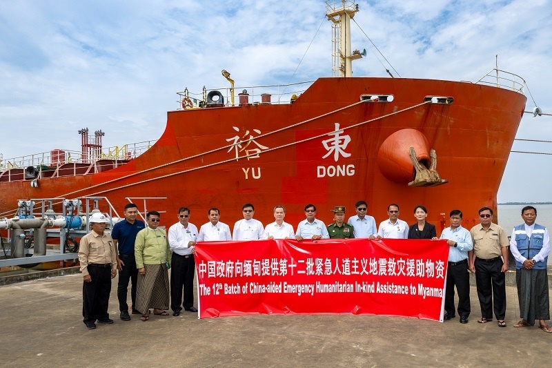 中國(guó)駐緬大使館歐陽(yáng)道冰參贊、仰光省首席部長(zhǎng)梭登及緬有關(guān)部門官員出席交接儀式。人民網(wǎng)記者 謝佳君攝