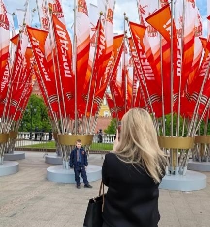 當(dāng)?shù)貢r(shí)間5月7日下午，莫斯科紅場(chǎng)外，紀(jì)念蘇聯(lián)偉大衛(wèi)國(guó)戰(zhàn)爭(zhēng)勝利80周年慶典旗幟飄揚(yáng)。