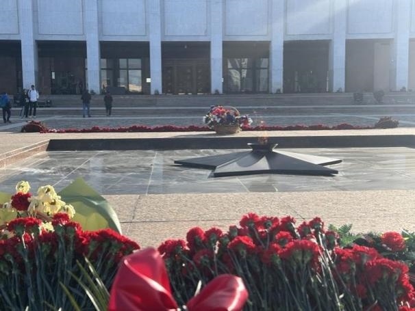 當(dāng)?shù)貢r(shí)間5月6日下午，莫斯科勝利廣場(chǎng)上的長(zhǎng)明火兩旁放滿鮮花。