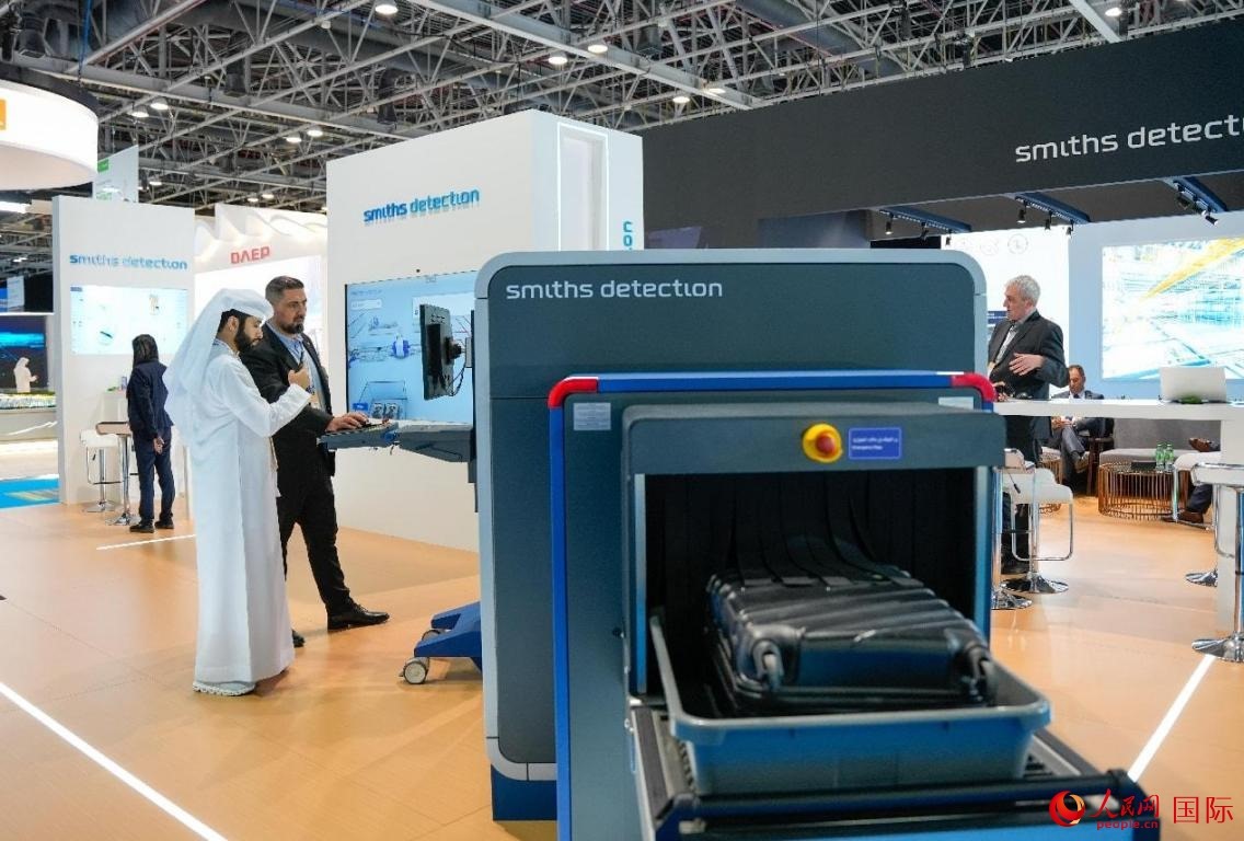 參展商體驗(yàn)安檢設(shè)施。人民網(wǎng)塔里克·易卜拉欣攝