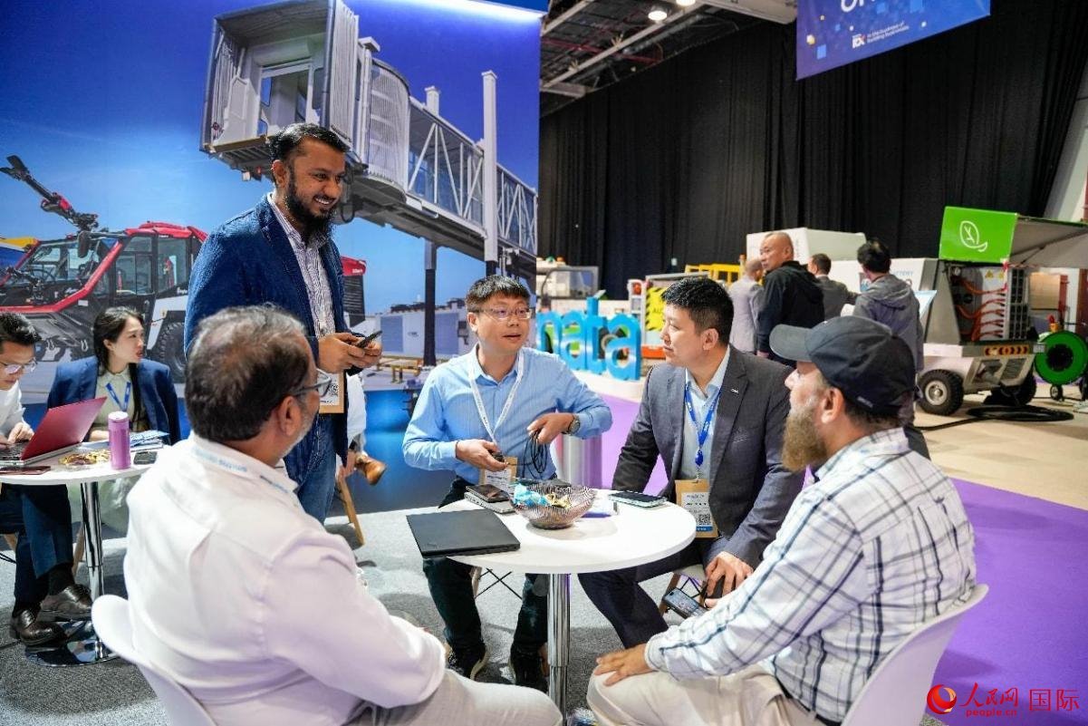 中外商家在交流。人民網(wǎng)塔里克·易卜拉欣攝