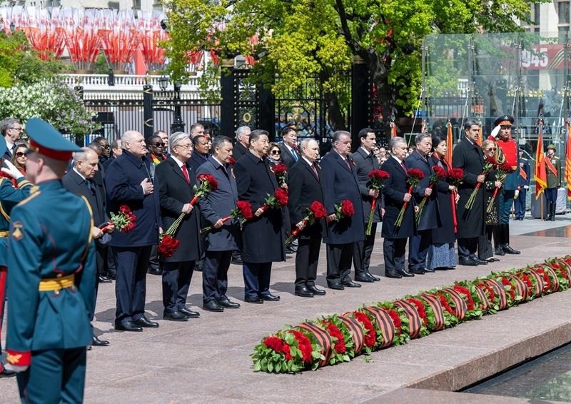 △當(dāng)?shù)貢r(shí)間5月9日，紀(jì)念蘇聯(lián)偉大衛(wèi)國戰(zhàn)爭(zhēng)勝利80周年慶典結(jié)束后，習(xí)近平主席同其他國家領(lǐng)導(dǎo)人一起從紅場(chǎng)來到亞歷山大花園，向無名烈士墓獻(xiàn)花，并肅立默哀。