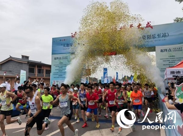 全民健身跑參賽選手沖出起點。人民網記者 楊磊攝