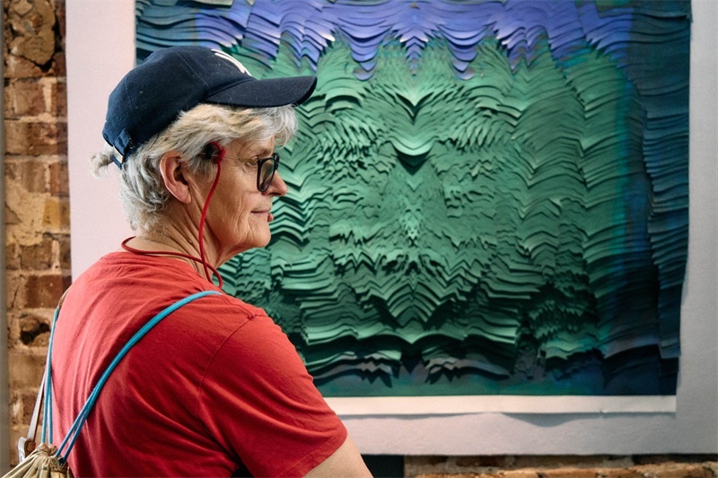 英國嘉賓在倫敦手工周中國館展出作品前駐足。楊浩鵬攝