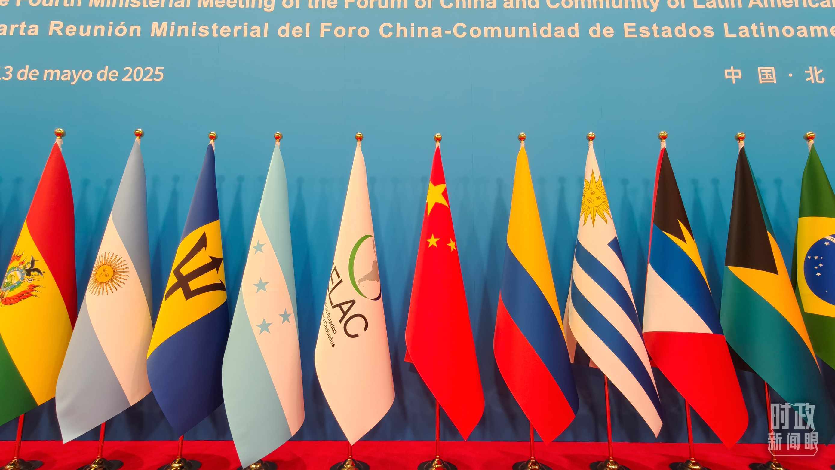 開幕式現(xiàn)場(chǎng)的旗陣。（總臺(tái)央視記者陸泓宇拍攝）