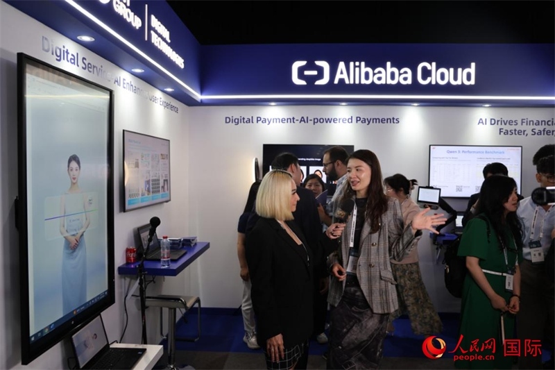 當(dāng)?shù)孛襟w在2025迪拜金融科技峰會(huì)的一家中資企業(yè)展廳采訪(fǎng)，張志文攝