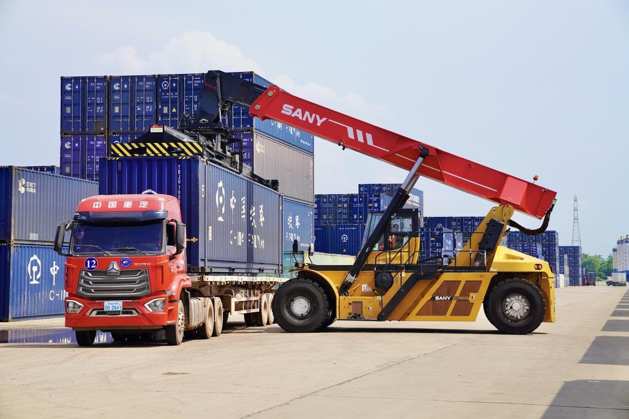 在中老鐵路萬(wàn)象南鐵路貨運(yùn)口岸站，起重機(jī)正在吊裝集裝箱。劉瑩嘉攝