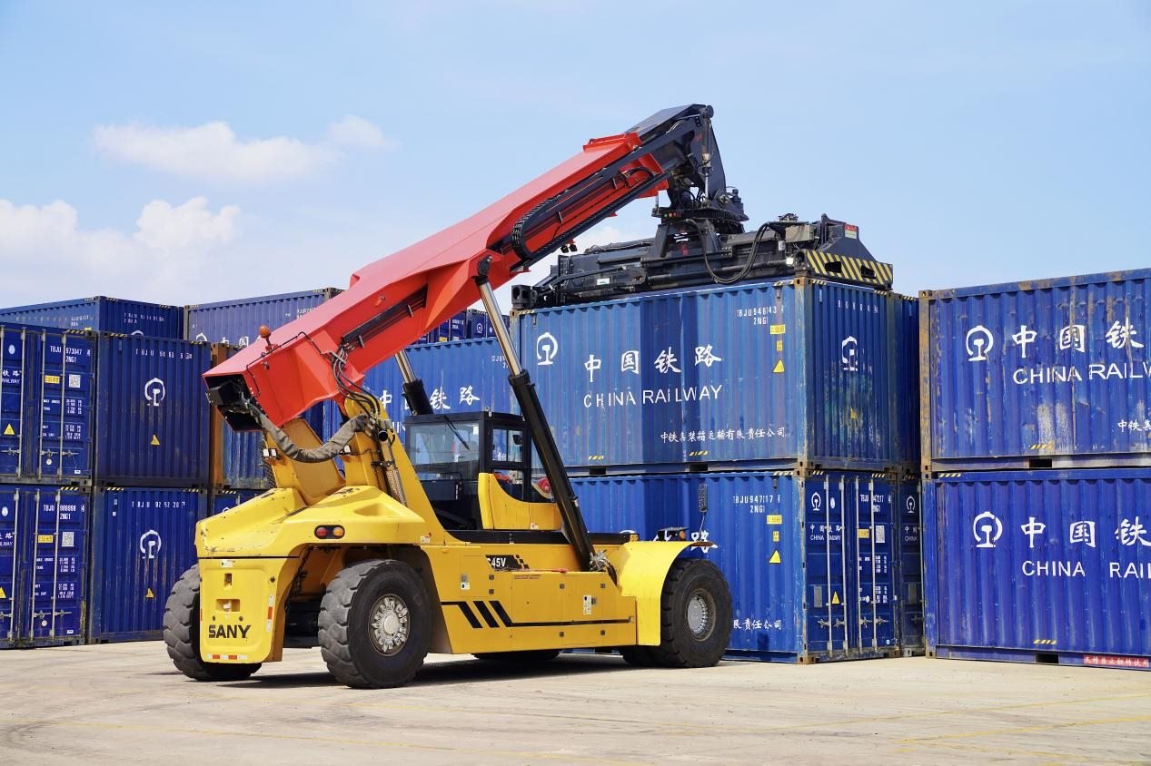 在中老鐵路萬(wàn)象南鐵路貨運(yùn)口岸站，起重機(jī)正在吊裝集裝箱。劉瑩嘉攝