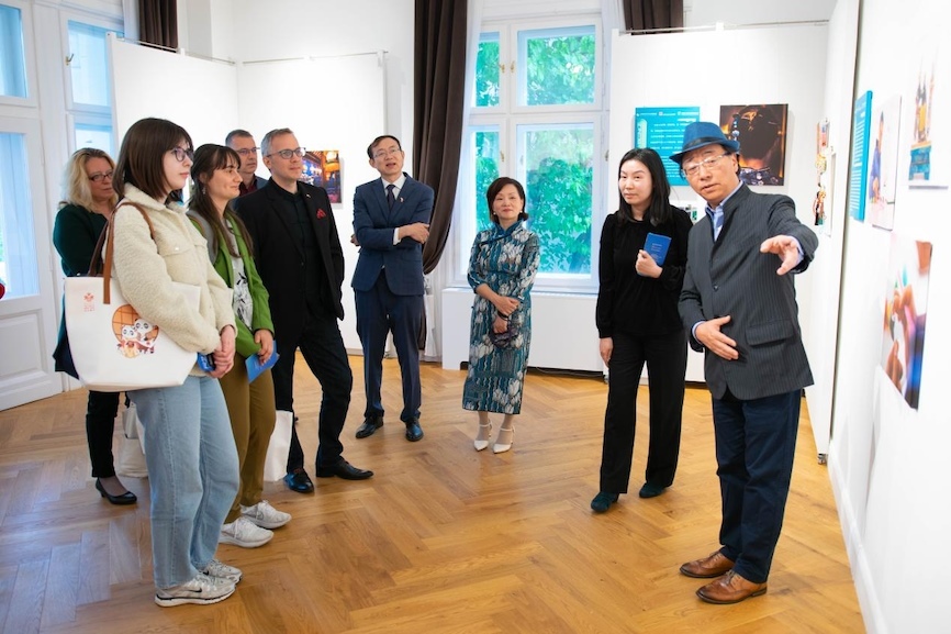 藝術(shù)家李守白現(xiàn)場導(dǎo)覽。圖片由布達(dá)佩斯中國文化中心供圖