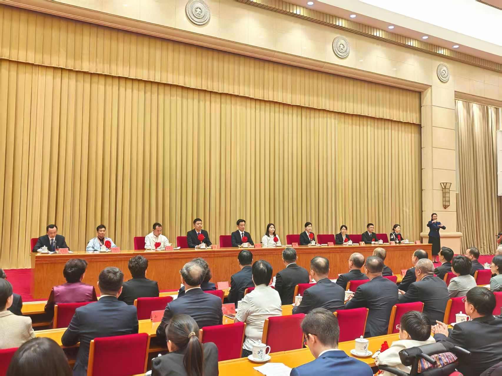 第七次全國自強(qiáng)模范暨助殘先進(jìn)事跡首場報告會現(xiàn)場。 人民網(wǎng)記者 王子鋒攝