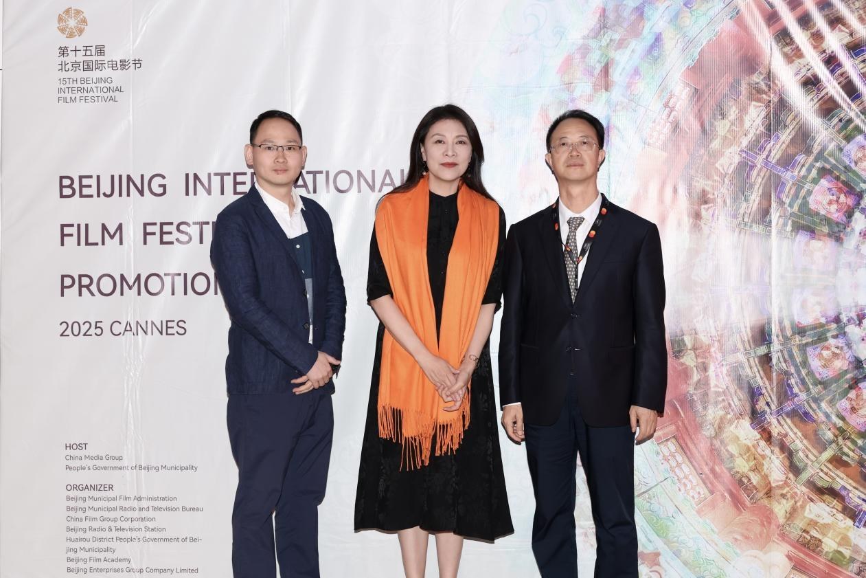 余俊生（右一）與《走走停?！穼?dǎo)演龍飛（左一）、演員岳紅（左二）合影。主辦方供圖