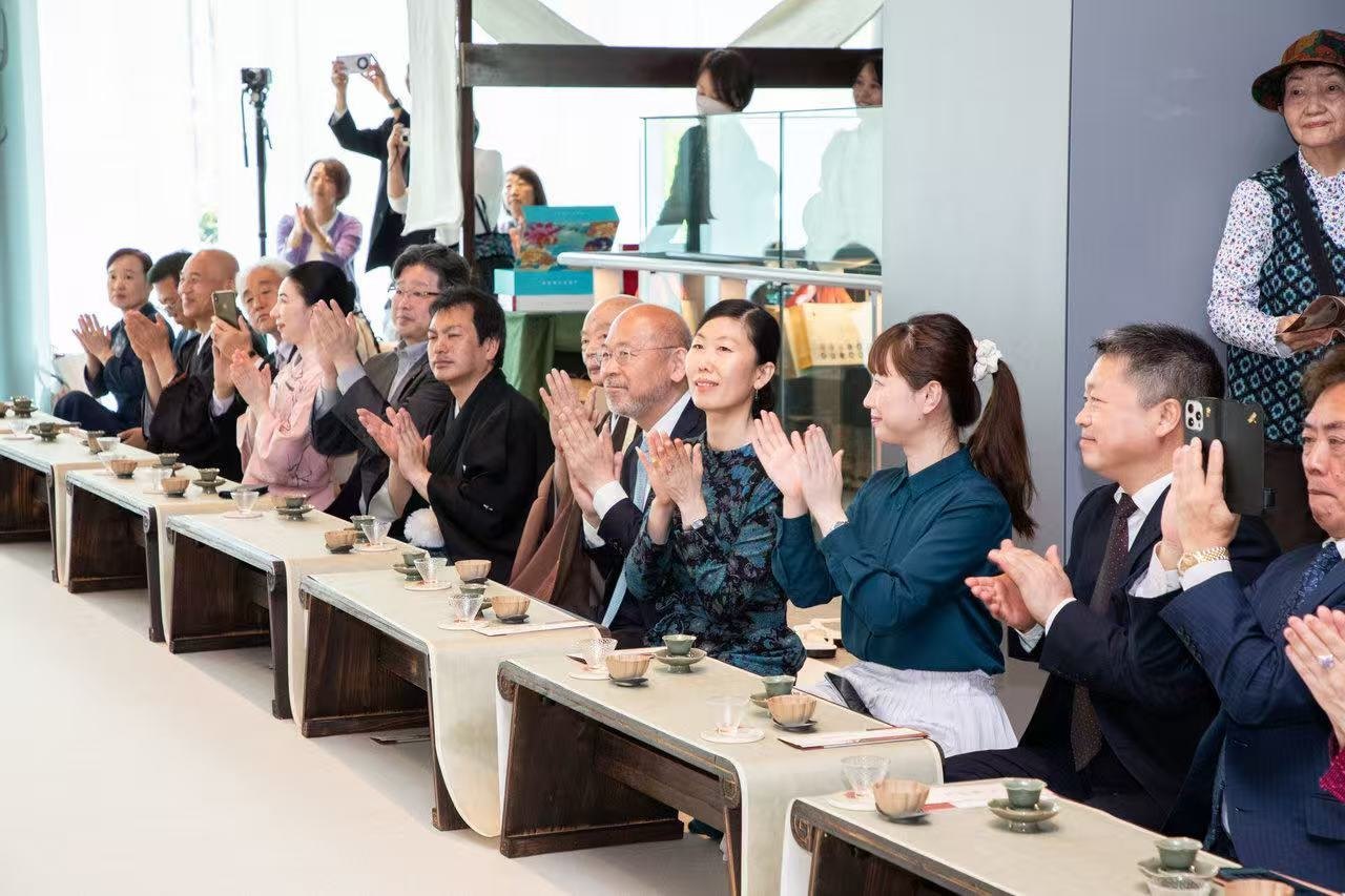 中日兩國(guó)文旅界、各茶道流派嘉賓出席開(kāi)幕式。中國(guó)駐大阪旅游辦事處供圖