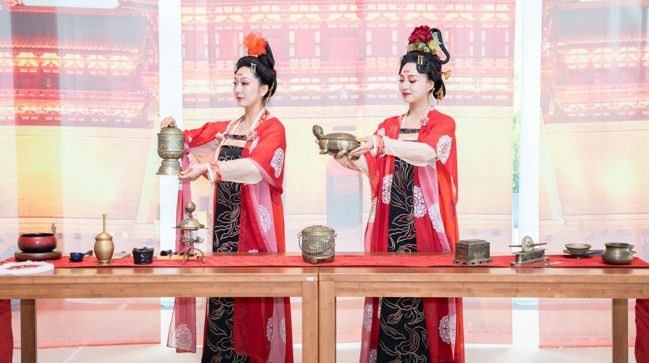 法門(mén)寺地宮出土文物一比一復(fù)刻的宮廷茶器。中國(guó)駐大阪旅游辦事處供圖