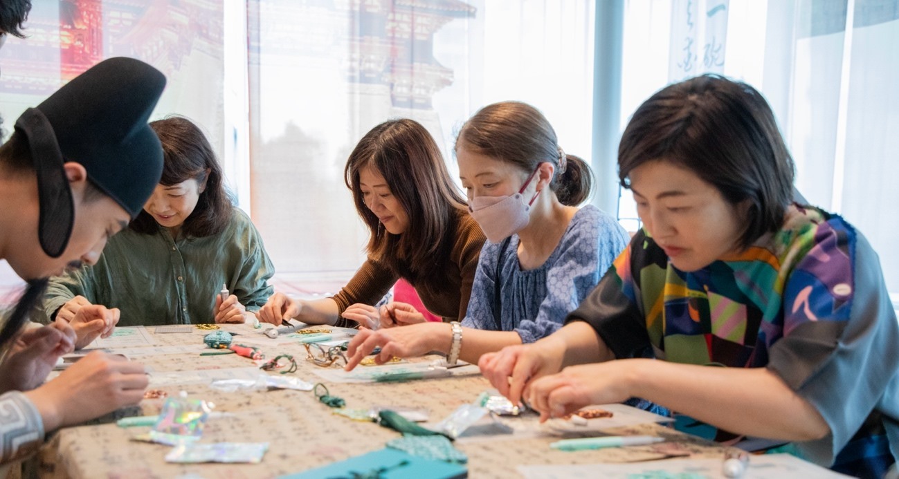 客人體驗(yàn)制作綠松石銅牌。中國(guó)駐大阪旅游辦事處供圖
