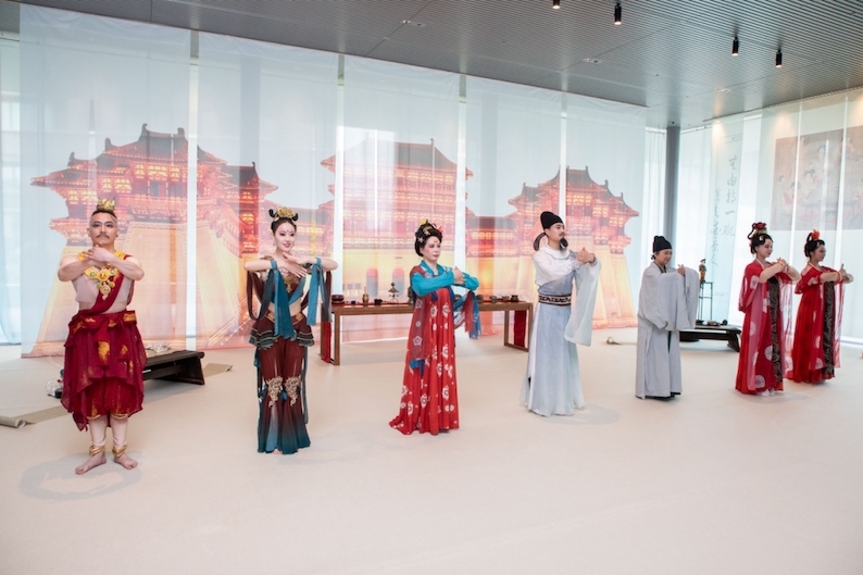 眾人行唐代插手禮。中國(guó)駐大阪旅游辦事處供圖